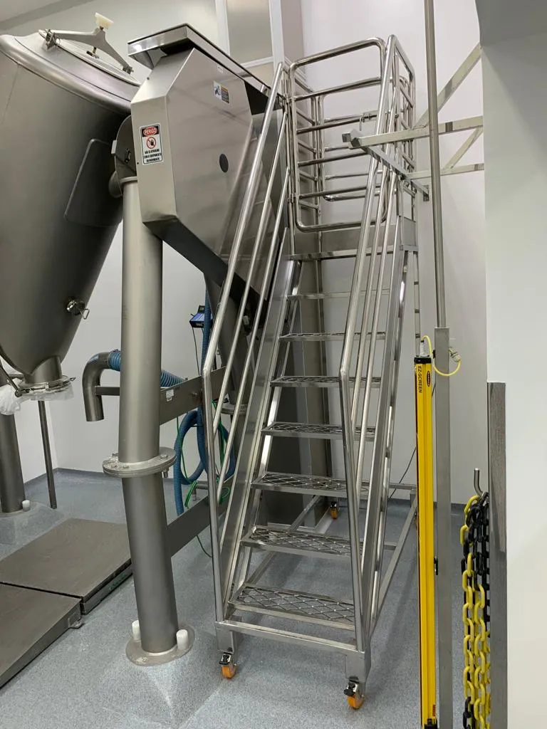 Escada com plataforma em aço inox sobre rodízios