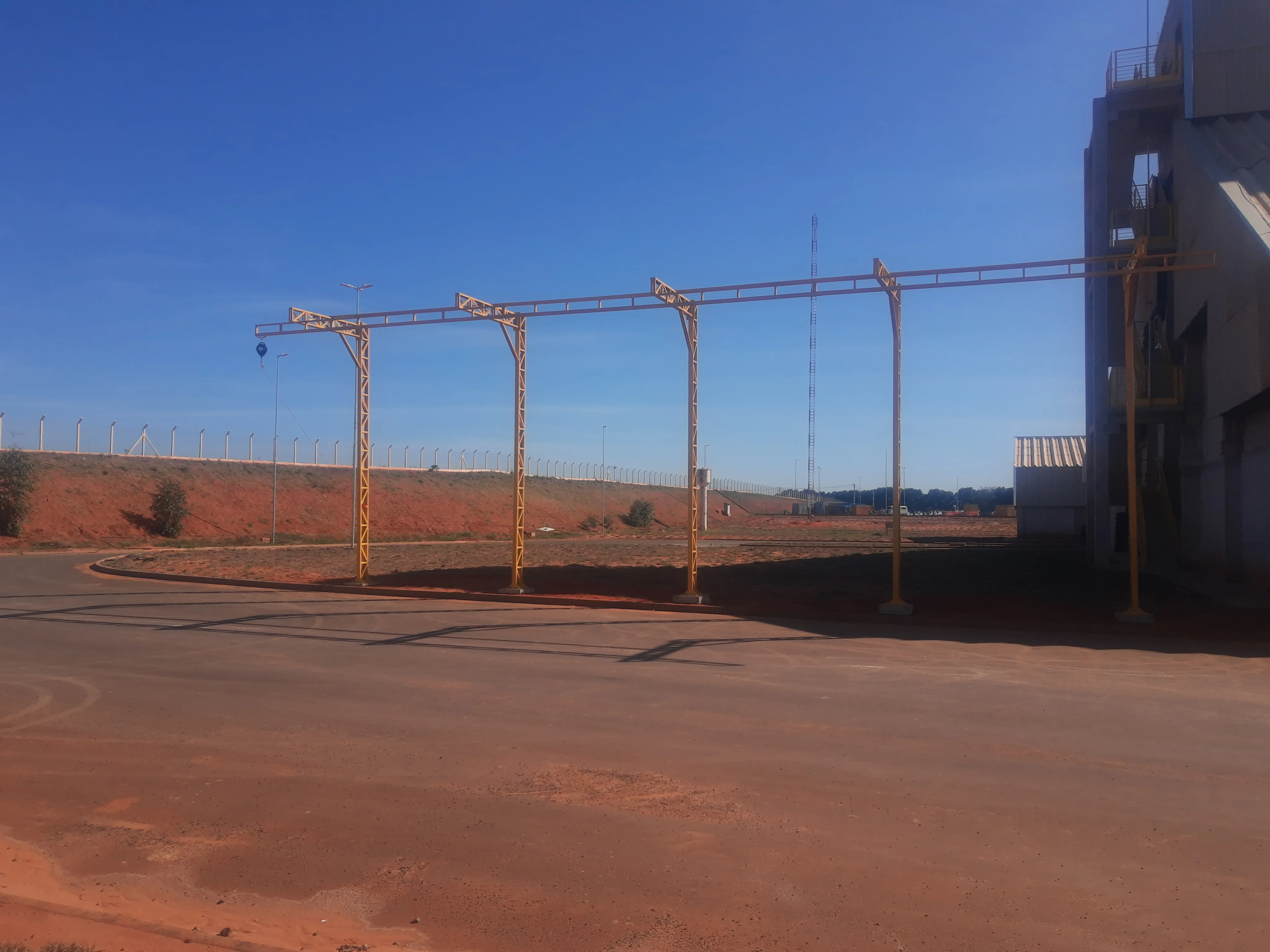 Linha de vida horizontal instalada em galpão industrial