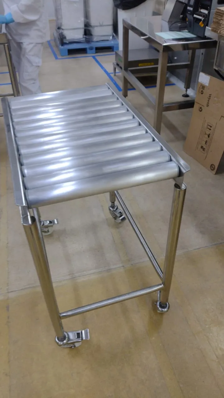 Mesa de roletes em aço inox em linha de produção