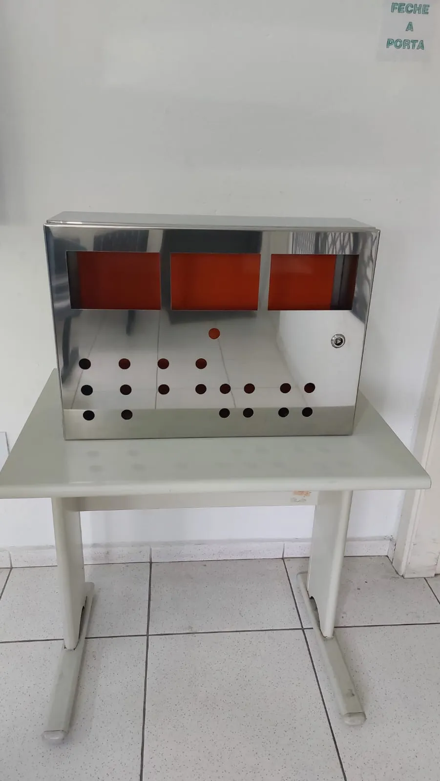 Painel elétrico em aço inox com múltiplas janelas de visualização