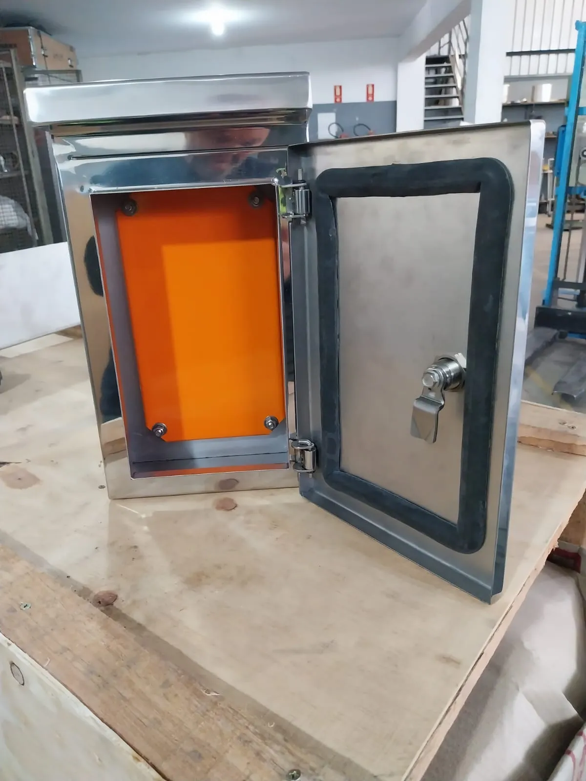 Painel elétrico em aço inox com porta articulada
