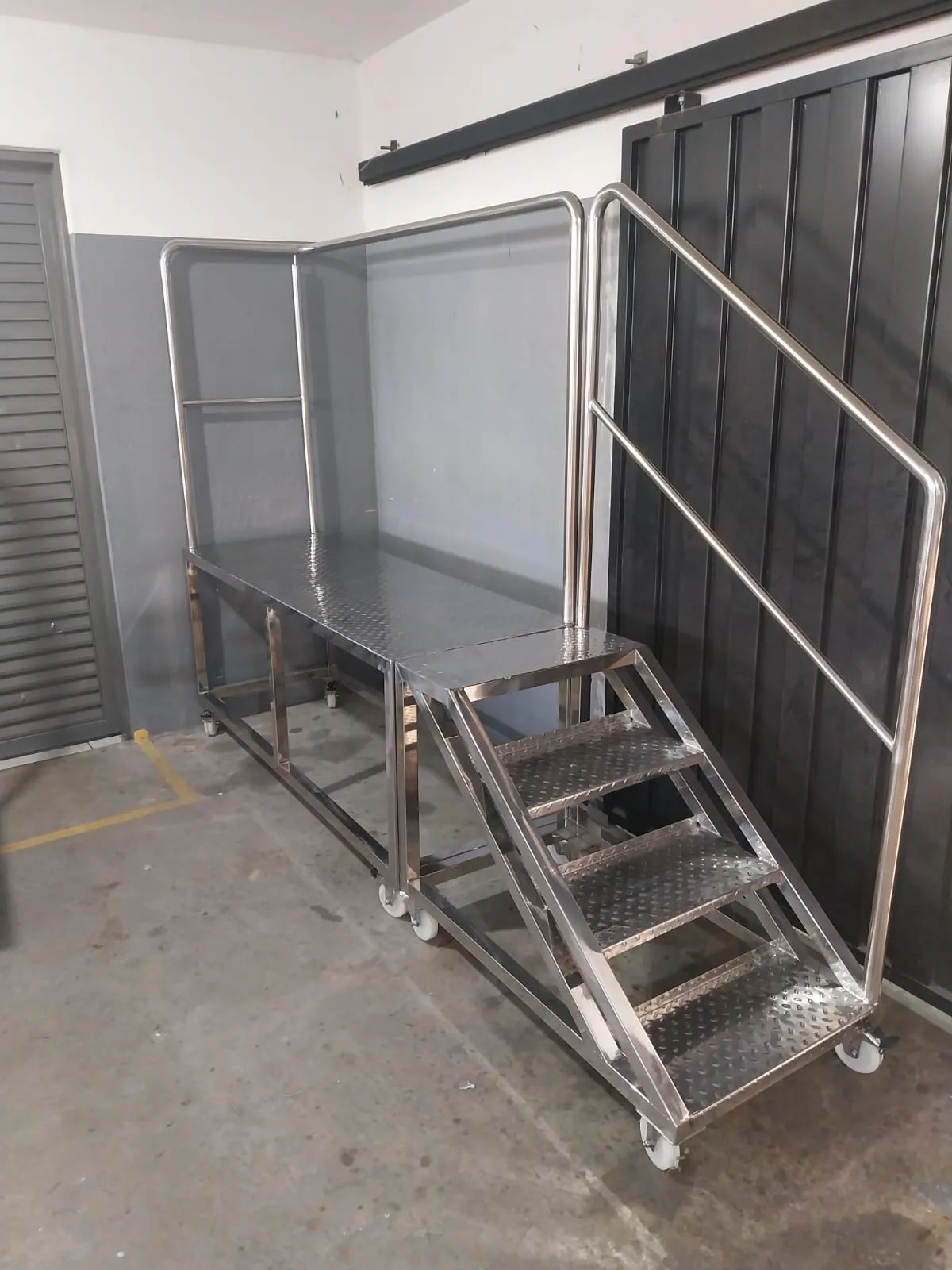 Plataforma móvel com escada em aço inox