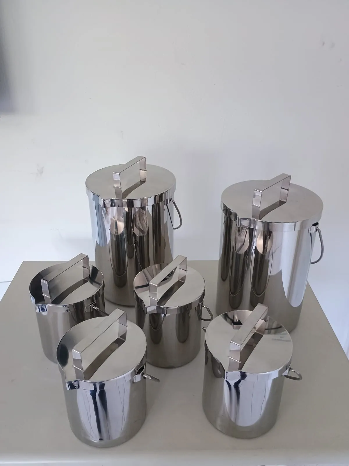 Recipientes em aço inox com tampa articulada